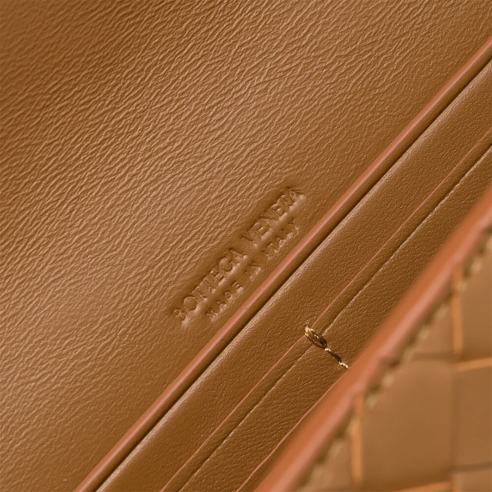 Bottega Veneta Andiamo Clutch(HIGH-END GRADE)