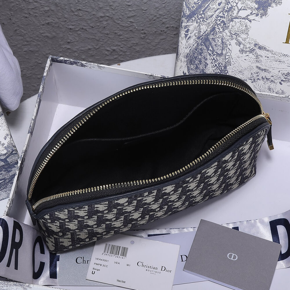 30 MONTAIGNE BEAUTY POUCH