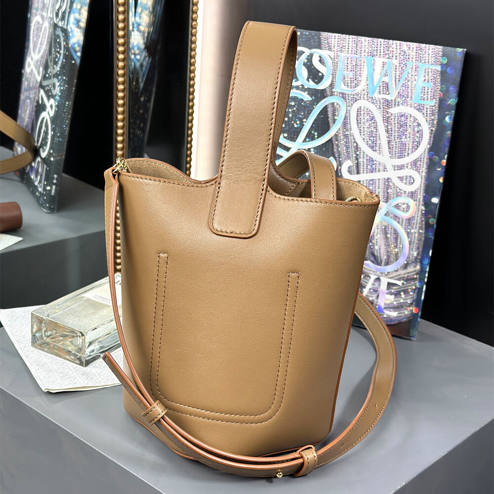 LOEWE Mini Pebble bucket in smooth calfskin(high-end grade)